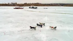 Peserta memacu troika selama bersaing dalam balapan kuda Ice Derby di Sungai Yenisei yang membeku, Krasnoyarsk, Rusia (16/3). Ice Derby merupakan kejuaraan balap kuda amatir yang berlangsung setiap akhir musim dingin. (Reuters/Ilya Naymushin)