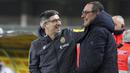 Pelatih Hellas Verona, Ivan Juric, berbincang dengan pelatih Juventus, Maurizio Sarri, pada laga Serie A di Stadion Marc'Antonio Bentegodi, Sabtu (8/2/2020). Juventus kalah 1-2 dari Hellas Verona. (AP/Paola Garbuio)