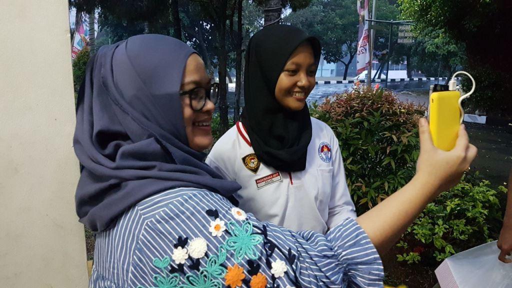 Vera langsung mengeluarkan ponsel agar Wulan dapat menghubungi ayahnya yang tak dapat ikut ke Jakarta.