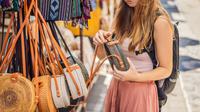 Ilustrasi wanita sedang berbelanja. (Foto: Shutterstock)