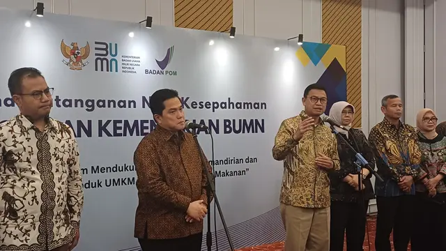Menteri BUMN Erick Thohir menandatangani Nota Kesepahaman (MoU) dengan Badan Pengawas Obat dan Makanan (BPOM) terkait sertifikasi. (Maulandy/Liputah6.com)