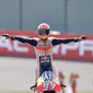 Gaya pembalap Repsol Honda, Marc Marquez usai meraih kemenangan pada MotoGP Jerman 2018. (Twitter/Repsol Honda)