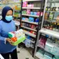 Pegawai membawa sejumlah obat sirup yang mengandung paracetamol di Apotek Prima Husada, Cinere, Depok, Jawa Barat, Kamis (20/10/2022). Kementerian Kesehatan menginstruksikan seluruh apotek untuk sementara tidak menjual obat bebas dalam bentuk sirup anak kepada masyarakat akibat adanya lebih dari  200 kasus gangguan ginjal akut misterius yang menyerang anak di Indonesia. (merdeka.com/Arie Basuki)