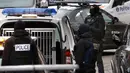 Polisi khusus Belgia dalam sebuah razia, untuk mencari fundamentalis Muslim yang terkait dengan serangan mematikan di Paris, di pinggiran kota Brussels, Molenbeek, Senin (16/11). (REUTERS/Yves Herman)