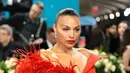 Paloma Elsesser tampil memukau dengan anting-anting berlian emas putih 18 karat, cincin emas putih 18 karat yang dipasang pada berlian bulat 5,86 karat berpotongan cemerlang dan berlian, serta cincin emas putih 18 karat yang dipasang pada berlian zamrud 5,02 karat yang dipasang pada berlian, semuanya dari Koleksi Haute Joaillerie. [dok.  Chopard]