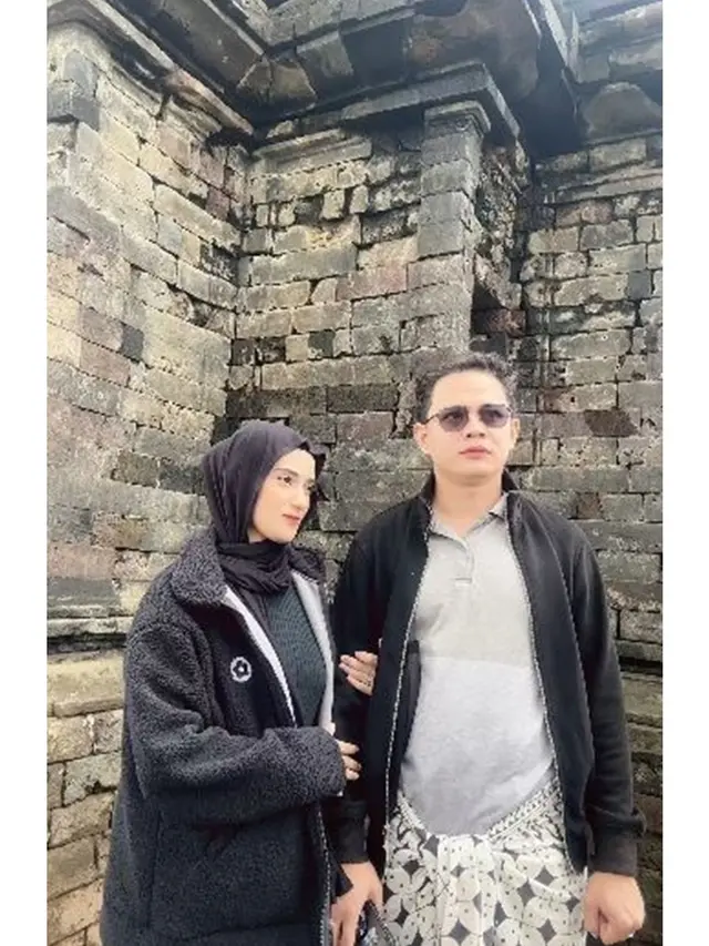 6 Potret Babymoon Nadya Mustika dan Suami ke Dieng, Baby Bump Mulai Terlihat