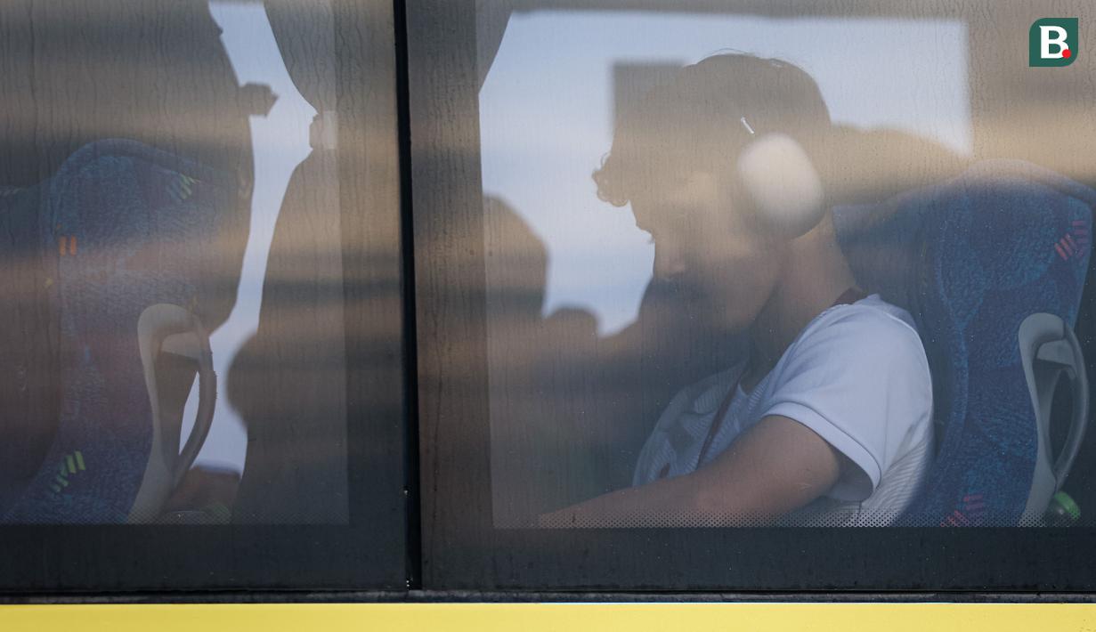 <p>Pemain Timnas Indonesia U-17, Amar Brkic saat tiba menggunakan bus di Lapangan Latihan A Gelora Bung Tomo, Surabaya, Minggu (12/11/2023) sore untuk menjalani official training skuad Timnas Indonesia U-17 menjelang laga kedua Grup A Piala Dunia U-17 2023 menghadapi Panama yang akan berlangsung di Stadion Gelora Bung Tomo, Senin, 13 November 2023. (Bola.com/Bagaskara Lazuardi)</p>