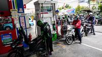 Sejumlah kendaraan mengantri di SPBU kawasan Kuningan, Jakarta, Sabtu (3/9/2022). Pemerintah akhirnya menaikan harga BBM bersubsidi, Adapun harga BBM yang mengalami kenaikan yaitu Pertalite menjadi Rp 10.000 per liter, harga solar menjadi Rp 6.800 per liter dan Pertamax menjadi Rp 14.500 per liter. (Liputan6.com/Faizal Fanani)