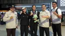 <p>Dua pemain Timnas voli putri Indonesia U-18, Tazma Aprilia dan Junaida Santi berpose dengan pengurus PBVSI (dari kiri) Wakil Ketua Umum II PBVSI Irjen Pol (Purn) Djoko Sardono, Wakil Sekjen PBVSI Gilang Iskandar dan Wakil Kabid Binpres PBVSI, Loudry Maspaitella dalam acara penyambutan di Terminal 3 Bandara Soekarno Hatta, Tangerang, Jumat (14/6/2024) usai menempati peringkat kedua pada turnamen bola voli putri Princess Cup 2024. (Bola.com/Bagaskara Lazuardi)</p>