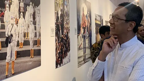 Pejabat Gubernur DKI Jakarta Heru Budi Hartono menghadiri pembukaan acara pameran galeri foto jurnalistik yang diselenggarakan oleh LKBN ANTARA, Jumat (16/2/2024). (Foto: Liputan6.com/Natasha KA)