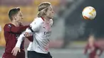 Gelandang Sparta Praha, Tomas Wiesner menantang gelandang AC Milan, Jens Petter Hauge pada pertandingan grup H Liga Eropa UEFA di Stadion Generali Arena, Jumat (11/12/2020) dinihari WIB.  AC Milan menutup fase grup Liga Europa dengan kemenangan tipis 1-0 atas Sparta Praha (AP Photo/Petr David Josek)