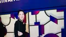 Laura Basuki terlihat elegan dengan cutout long dress hitam dari Kraton. Dress hitam polos iti terlihat berkelas dengan aksesori emas dari Tulola [@laurabas]