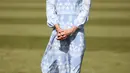 <p>Ibu tiga anak ini tampil stylish memilih gaun midi baby blue seharga &pound;550 dari desainer Beulah London. (AFP/Henry Nicholls)</p>