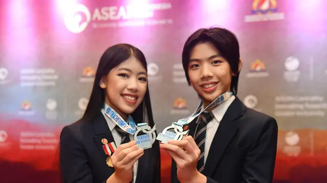 Mischka Aoki dan Devon Kei Enzo  menerima penghargaan Youth Achievement Record.