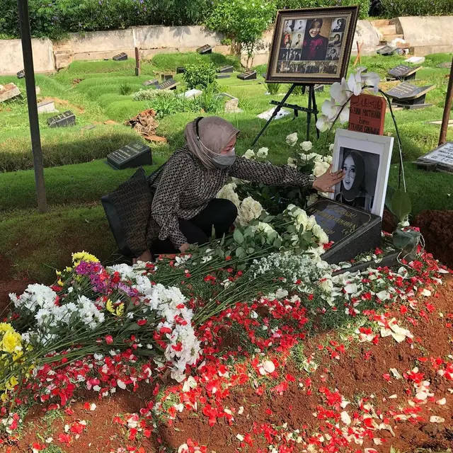 Sudah Dianggap Adik, Ini 6 Potret Lisma Gumelar Ziarah ke Makam Rina Gunawan
