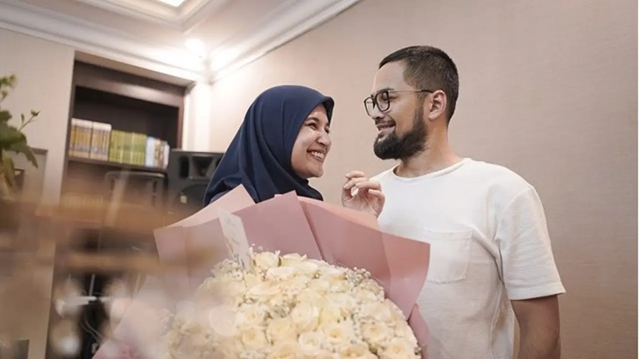 7 Potret Mesra Shireen Sungkar dan Teuku Wisnu, Beri Kejutan Romantis di Ulang Tahun Pernikahan