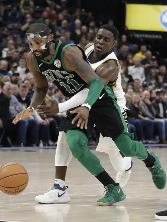 Pemain Boston Celtics, Kyrie Irving (depan) berebut bola dengan pemain Indiana Pacers, Darren Collison pada lanjutan NBA basketball game di Bankers Life Fieldhouse, Indianapolis, (25/11/2017). Boston Celtics menang 108-98. (AP/Darron Cummings)