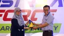 Kegiatan ini menjadi wadah edukatif dan inspiratif bagi mahasiswa serta masyarakat umum yang ingin memahami lebih dalam tentang peran sektor hulu migas dalam menjaga ketahanan energi nasional. Tampak dalam foto, Pjs Corporate Secretary PT Pertamina Hulu Energi, Fitri Erika (kiri) memberi cenderamata kepada Dosen dan Wakil Dekan III Universitas Trisakti, Ir. Mulia Ginting, M.T, jelang gelaran “Upstream Force: We Are The Energy” di Gedung PPDT Galeri R FSRD, Universitas Trisakti, Jakarta, Rabu (12/11/2025). (Liputan6.com/Helmi Fithriansyah)