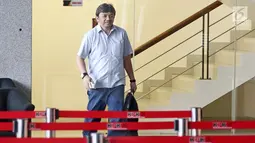 Mantan CEO Citilink Albert Burhan berjalan usai diperiksa di Gedung KPK, Jakarta, Jumat (26/1). Albert diperiksa untuk tersangka Emirsyah Satar. (Liputan6.com/Herman Zakharia)