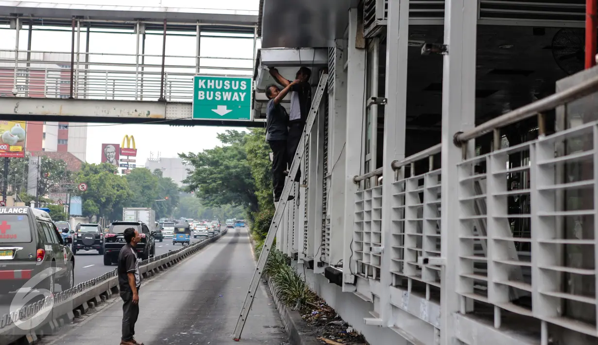 Pekerja menyelesaikan perbaikan halte transjakarta yang terbakar di Salemba, Jakarta, Selasa (7/7/2015). Halte tersebut rusak parah sebagai imbas dari terbakarnya bus Transjakarta koridor 5 pada hari Jumat (3/7) lalu. (Liputan6.com/Faizal Fanani)