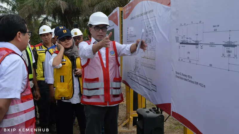 Menteri Perhubungan Budi Karya Sumadi meninjau langsung pembangunan bandara VVIP di IKN Nusantara