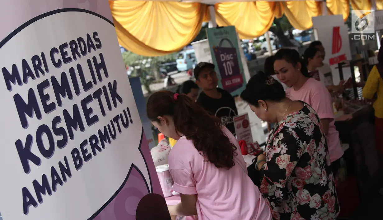 Suasana kampanye Cerdas Memilih dan Menggunakan Kosmetik Aman dan Bermutu di Pusat Grosir Asemka, Jakarta, Sabtu (24/11). BPOM berharap Pasar Asemka bisa menjadi pusat kosmetik legal terbesar di Indonesia. (Liputan6.com/Herman Zakharia)