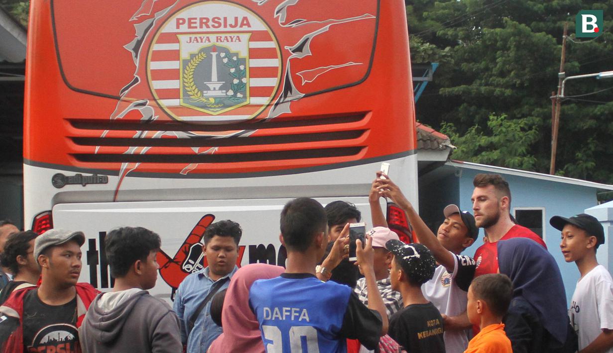 Striker Persija Jakarta, Marko Simic dikerubuti penggemarnya usai latihan di Lapangan Sutasoma, Jakarta, Senin (12/3/2018). Persija berlatih jelang laga Piala AFC melawan Song Lam Nghe An. (Bola.com/Asprilla Dwi Adha)