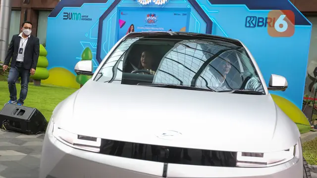 Foto: Gaya Dian Sastrowardoyo Saat Coba Hadiah Utama BritAma FSTVL, Hyundai IONIQ 5, Mobil Listrik Pertama yang Diproduksi di Indonesia