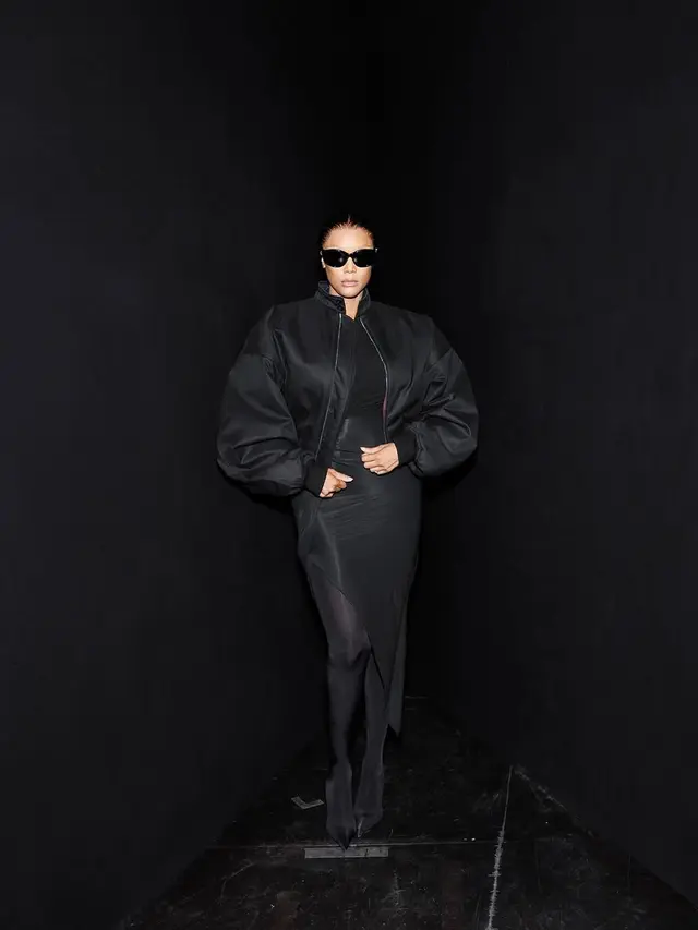 Tanpa Alis dan Rambut Kepang, Tyra Banks Nyaris Tak Dikenali Saat Hadiri Show Balenciaga Paris Fashion Week 2025