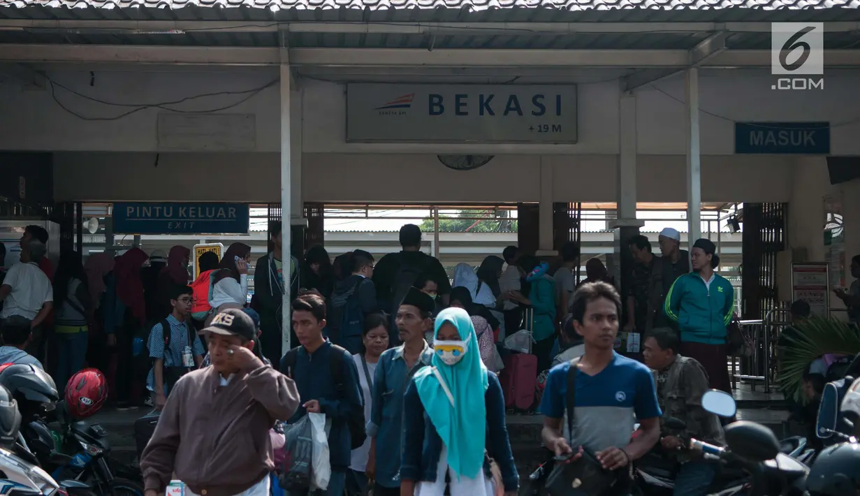 Calon penumpang kereta rel listrik (KRL) atau Commuter Line memadati Stasiun Bekasi, Jawa Barat, Jumat (19/5). Akibat Stasiun Klender terbakar, para penumpang di Stasiun Bekasi memilih mencari moda transportasi lainnya. (Liputan6.com/Gempur M Surya)