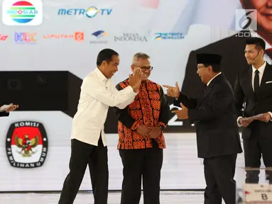 Capres nomor urut 01 Joko Widodo atau Jokowi (dua kiri) saling sapa dengan capres nomor urut 02 Prabowo Subianto (dua kanan) saat mengikuti debat keempat Pilpres 2019 di Hotel Shangri-La, Jakarta, Sabtu (30/3). (Liputan6.com/JohanTallo)
