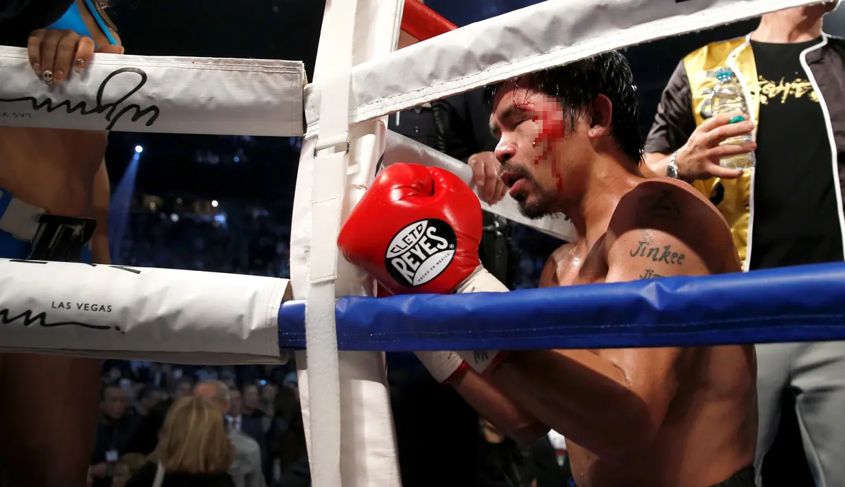 Manny Pacquiao berdoa di sudut ring setelah bertarung melawan Jessie Vargas dalam perebutan sabuk WBO kelas Welter melawan Jessie Vargas di Thomas & Mack Arena, Las Vegas, AS (5/11). (Reuters/Steve Marcus)