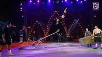 Pemain sirkus Oriental Circus Indonesia (OCI) menggelar sesi latihan jelang gelaran The Great 50 Show di Senayan, Jakarta, Rabu (12/12). The Great 50 Show merupakan pertunjukan kombinasi sirkus tradisional dan modern. (Liputan6.com/Fery Pradolo)