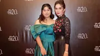 Pertama, di acara prom night jelang wisuda putri sulungnya Nur Amalia Putri, Ussy tampil cantik dan awet muda mengenakan atasan brokat hitam dipadu midi skirt dan leather belt Dior.