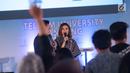 Duta baca Indonesia, Najwa Shihab (kanan) memberi kesempatan peserta Emtek Goes To Campus 2017 untuk langsung memberikan pertanyaan di Universitas Telkom, Bandung, Rabu (29/11). (Liputan6.com/Helmi Fithriansyah)