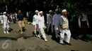 Massa Front Pembela Islam (FPI) mulai mendatangi Mabes Polri, Jakarta, Selasa (15/11). Kedatangan massa FPI untuk mengawal gelar perkara penistaan agama yang diduga dilakukan oleh Basuki Tjahaja Purnama alias Ahok. (Liputan6.com/Johan Tallo)