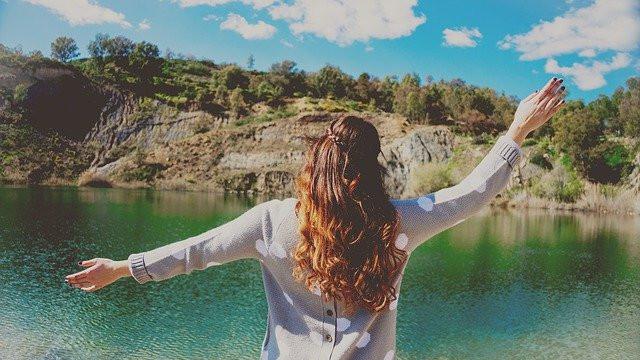 ilustrasi menghirup udara segar