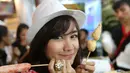 Setelah satu jam berkeliling tak terasa waktu berbuka telah tiba, Anisa Rahma mampir di JIExpo Resto untuk berbuka. (Nizar Zulmi/Bintang.com)