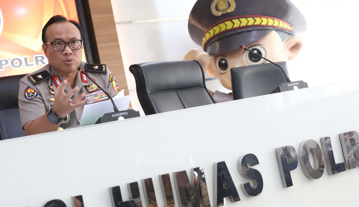 Karopenmas Mabes Polri, Brigjen Dedi Prasetyo memberi keterangan terkait penangkapan terduga teroris di Jakarta, Senin (6/5/2019). Sebelumnya, Densus 88/Anti Teror meringkus tujuh orang kelompok JAD jaringan Lampung dan menyita sejumlah barang bukti. (Liputan6.com/Helmi Fithriansyah)