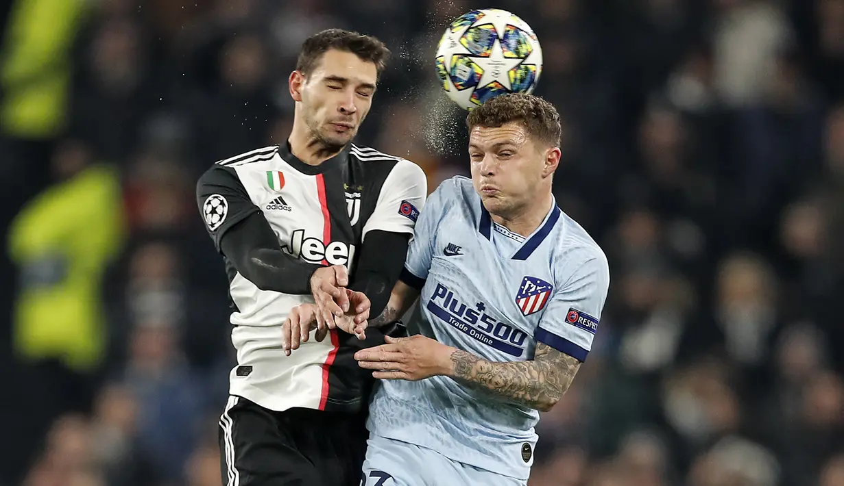 Bek Juventus, Mattia De Sciglio (kiri) berebut bola udara dengan bek Atletico Madrid, Kieran Trippier pada pertandingan Grup D Liga Champions di stadion Allianz di Turin, Italia (26/11/2019). Juventus menang tipis atas Atletico Madrid 1-0. (AP Photo/Antonio Calanni)
