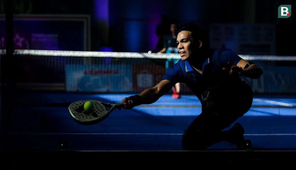<p>Selebritas Indonesia, Saih Halilintar berusaha mengembalikan bola ke arah pasangan Raffi Ahmad Thoriq Halilintar dalam laga final ganda putra padel Turnamen Olahraga Selebriti Indonesia (TOSI) Season 4 di GOR UNJ, Rawamangun, Minggu (09/11/2025). (Bola.com/Bagaskara Lazuardi)</p>