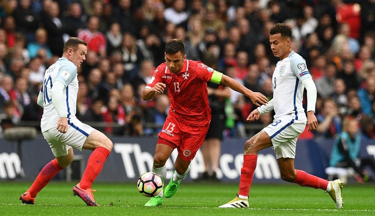 Striker Malta, Andre Schembri (tengah), coba dihadang pemain Inggris pada laga Grup F kualifikasi Piala Dunia 2018 zona Eropa di Stadion Wembley, London, Sabtu (8/10/2016). (AFP/Justin Tallis)