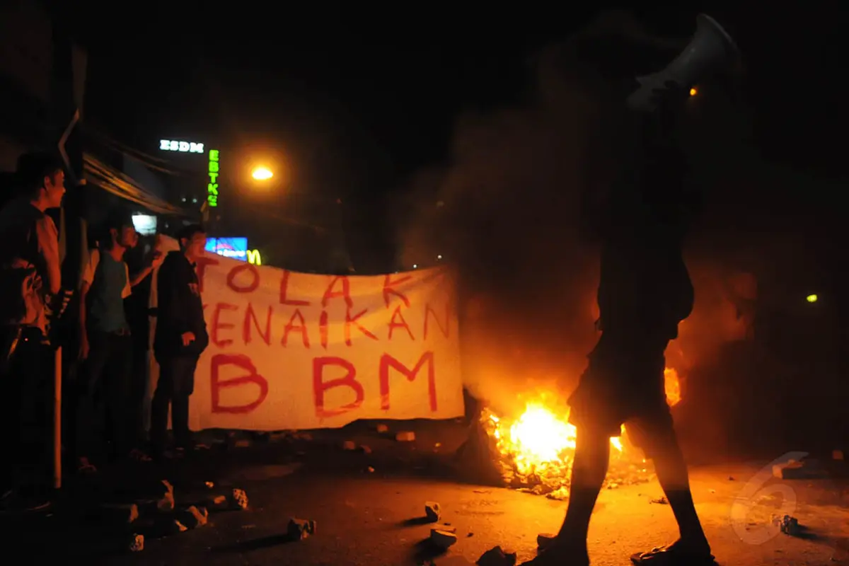 BBM Naik, Mahasiswa Bakar Ban di Tengah Jalan