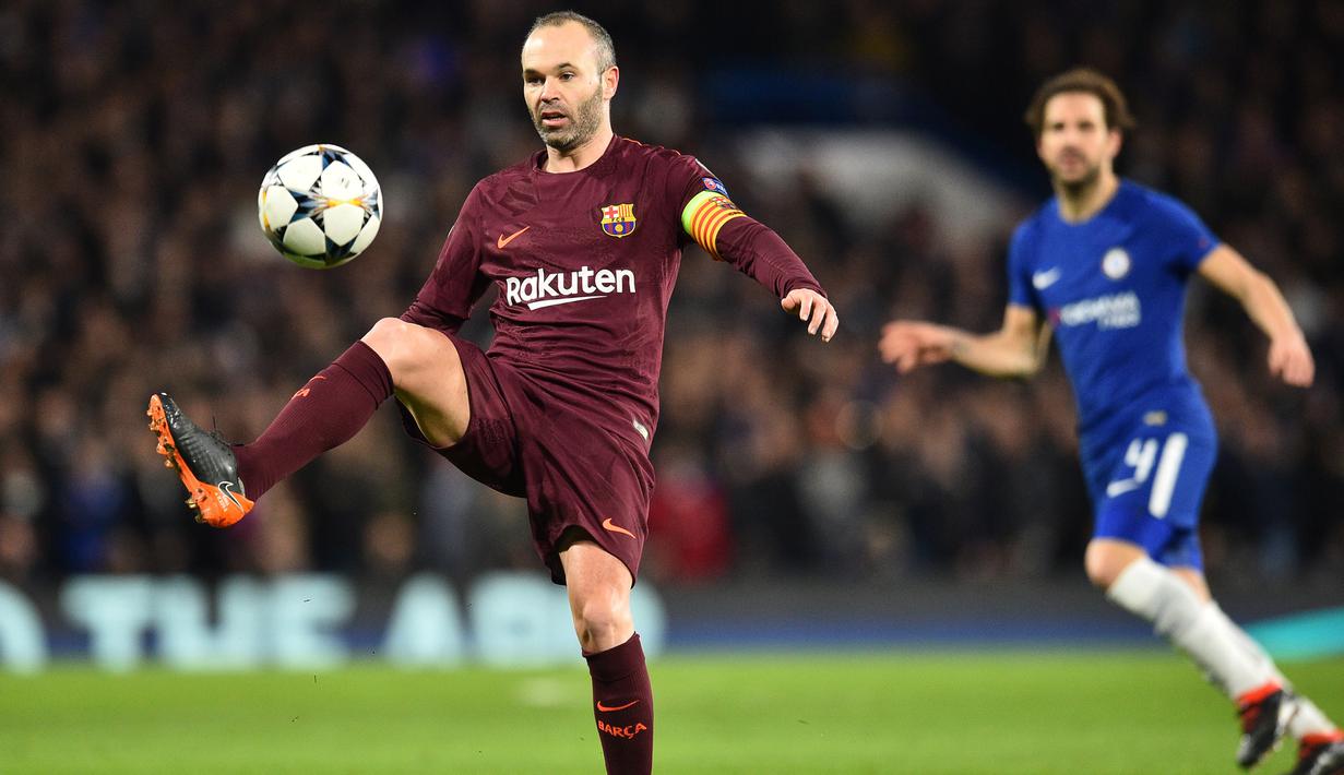 Gelandang Barcelona, Andres Iniesta, mengontrol bola saat melawan Chelsea pada laga Liga Champions di Stadion Stamford Bridge, London, Selasa (20/2/2018). Hingga babak pertama usai kedudukan masinh imbang 0-0. (AFP/Glyn Kirk)