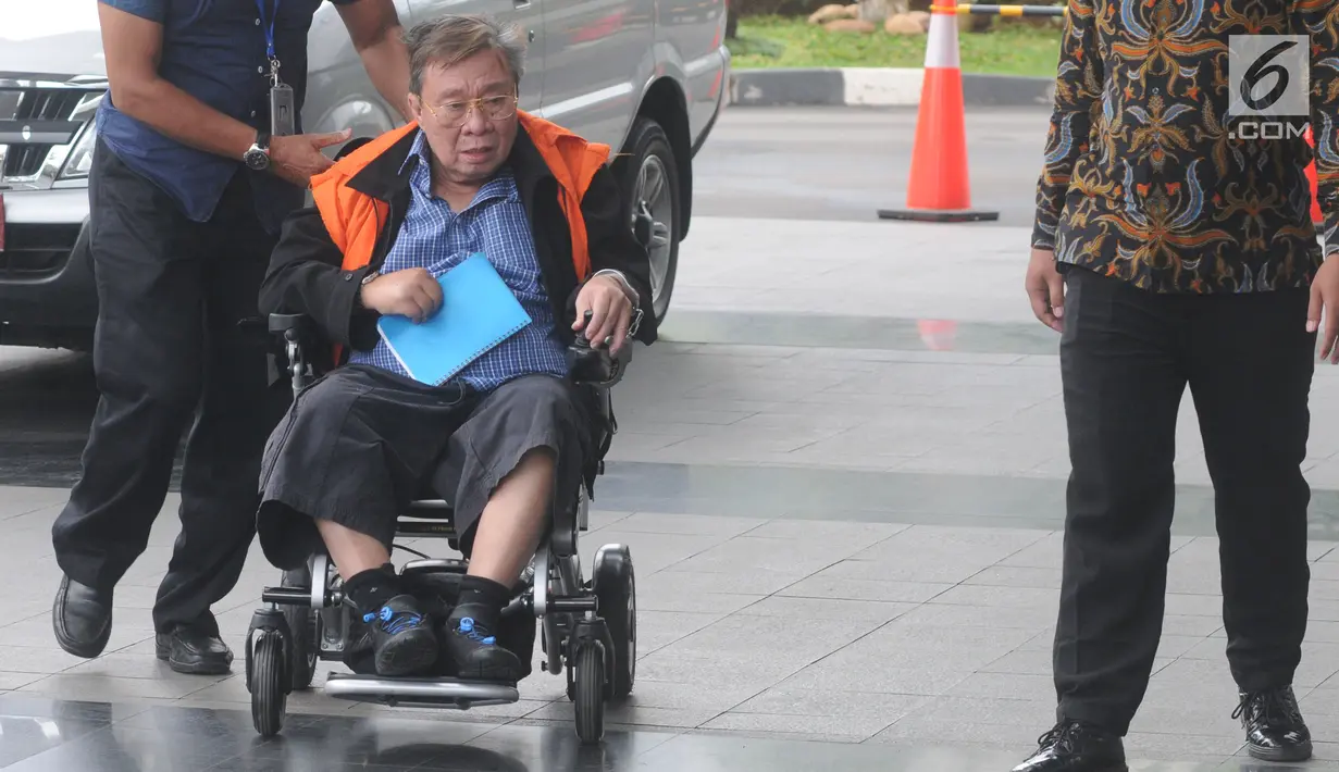 Dirut PT Wijaya Kusuma Emindo (WKE) Budi Suharto tiba menggunakan kursi roda di gedung KPK, Jakarta, Rabu (6/2). Budi diperiksa sebagai tersangka terkait kasus suap proyek pembangunan SPAM TA 2017-2018di Kementerian PUPR. (Merdeka.com/Dwi Narwoko)