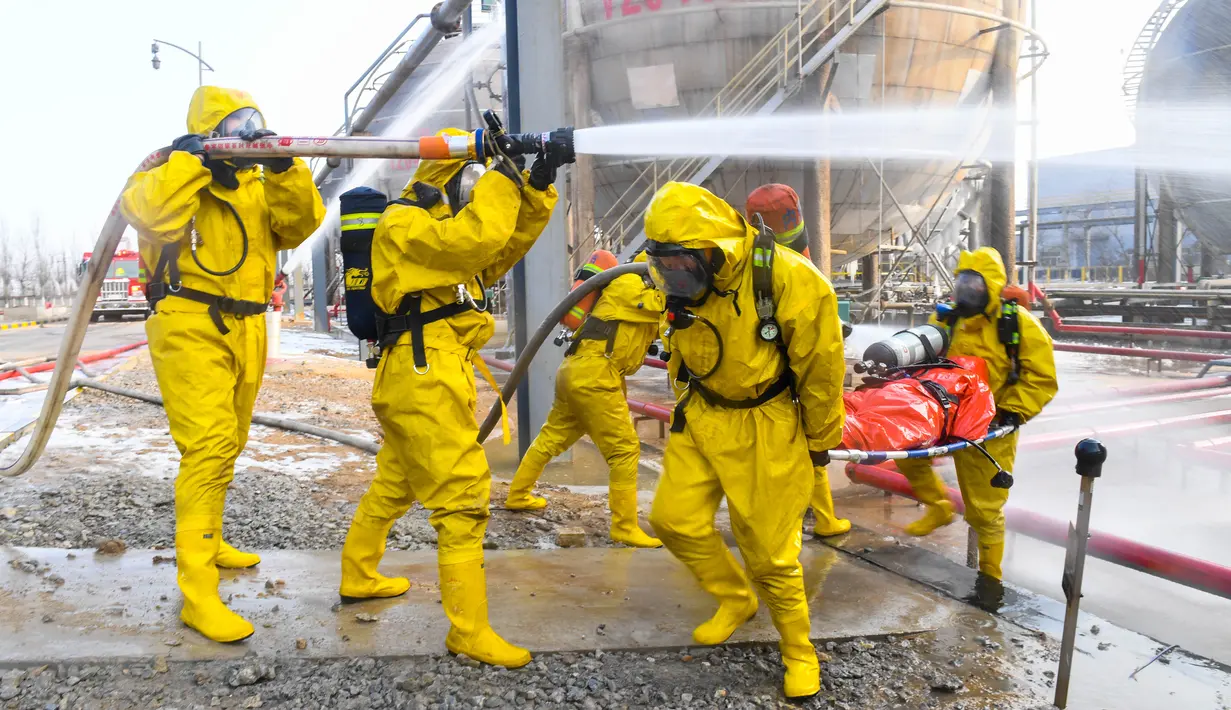 Para petugas pemadam kebakaran ambil bagian dalam latihan darurat mengatasi bahaya kimia dan kecelakaan terkait musim dingin di Wuhai, Daerah Otonom Mongolia Dalam, China utara (25/11/2020). (Xinhua/Peng Yuan)