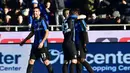 Para Pemain Atalanta Merayakan gol ke gawang Inter Milan pada lanjutan Liga Italia Serie A di Stadion Atleti Azzurri, Bergamo, Sabtu (16/1/2016).  (AFP Photo/Giuseppe Cacace)