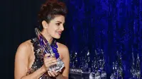 keceriaan Priyanka Chopra usai raih penghargaan di People Choice Awards 2016 [foto: BBC]