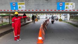 Petugas mengatur lalu lintas kendaraan yang melintas di Jembatan Antelope, Curug, Bekasi, Jawa Barat, Selasa (14/6/2022). Diketahui, lokasi di Jembatan Antilope, Bekasi, di atas adalah Kereta Cepat Jakarta-Bandung. (Liputan6.com/Herman Zakharia)