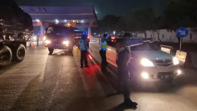 Petugas Gabungan Lakukan Pemeriksaan Kendaraan Yang Melintas Di GT Cikupa. (Kamis, 06/05/2021). (Dokumentasi Korlantas Polri).